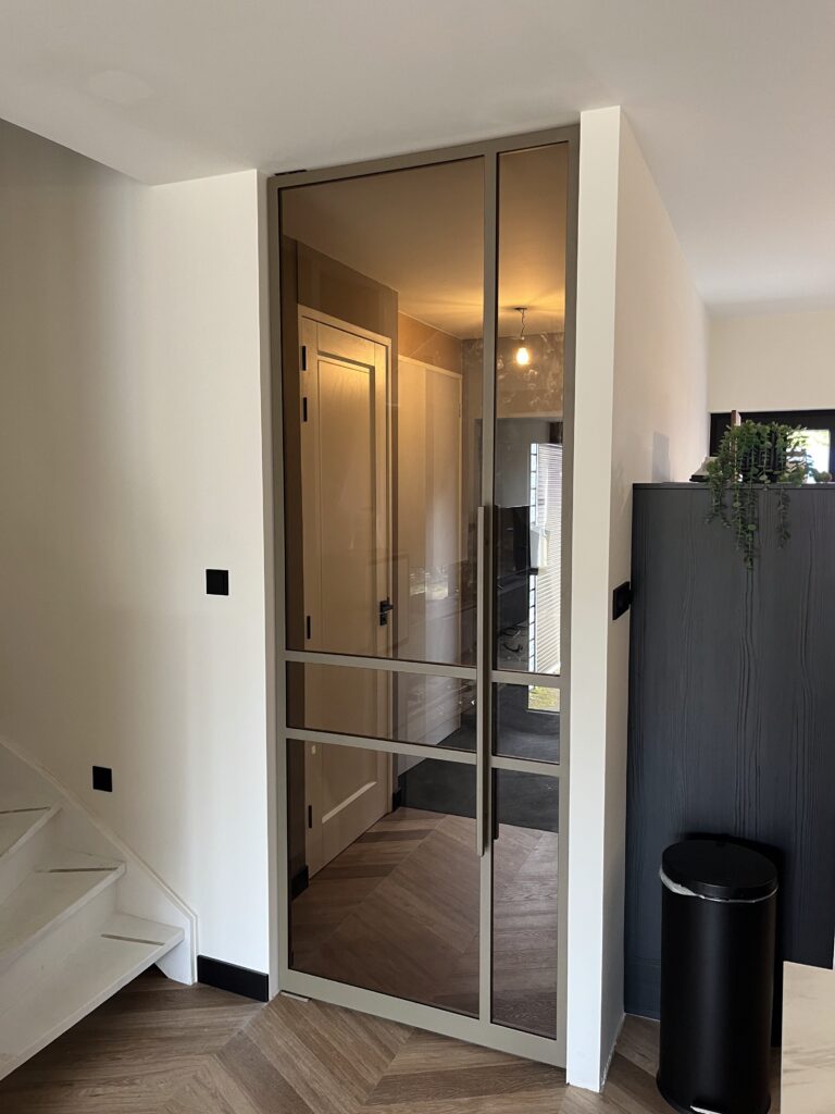 Stalen taatsdeur in brons